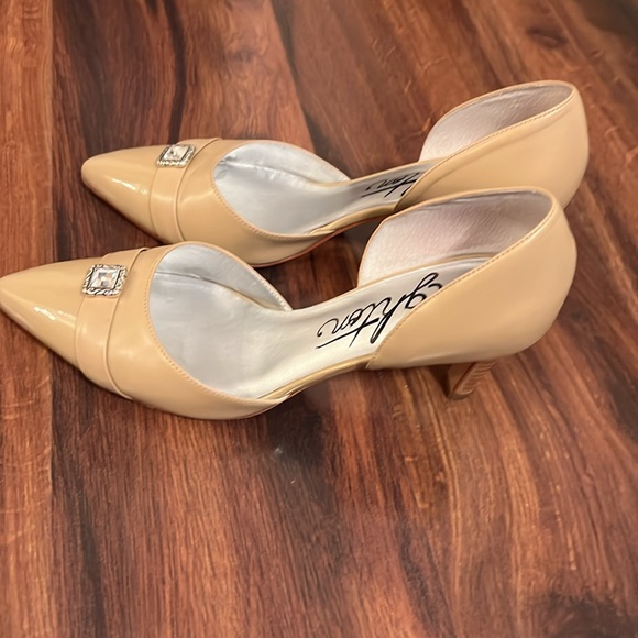 Brighton leather patent toe pumps. - Picture 4 of 7